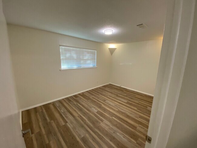 Building Photo - 1217 Scott Dr