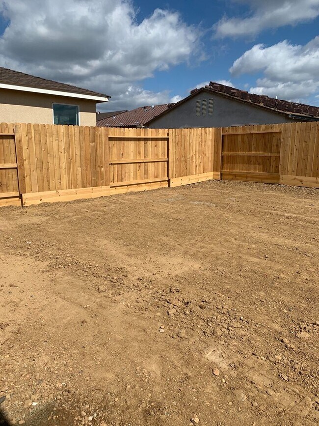 Building Photo - Spacious & Stylish 3 Bed, 2 Bath Home  Des...