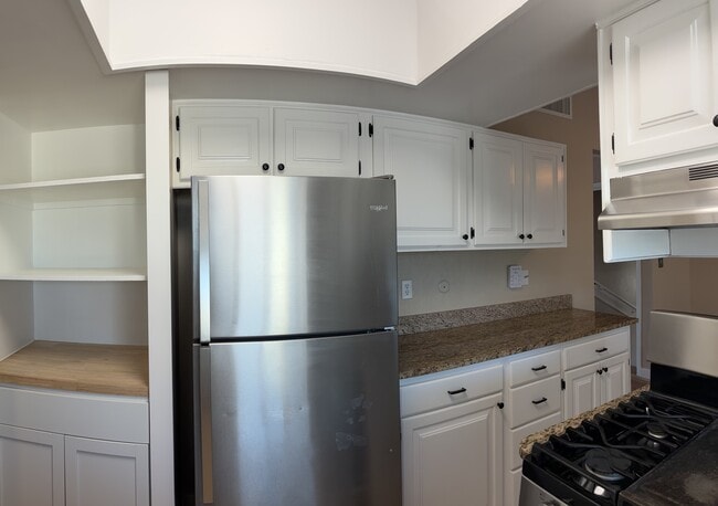 Building Photo - 5527 Carousel Dr