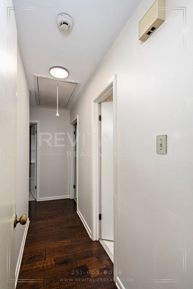 Building Photo - 3/2 Brick Home with Sunroom, Deck, and Car...