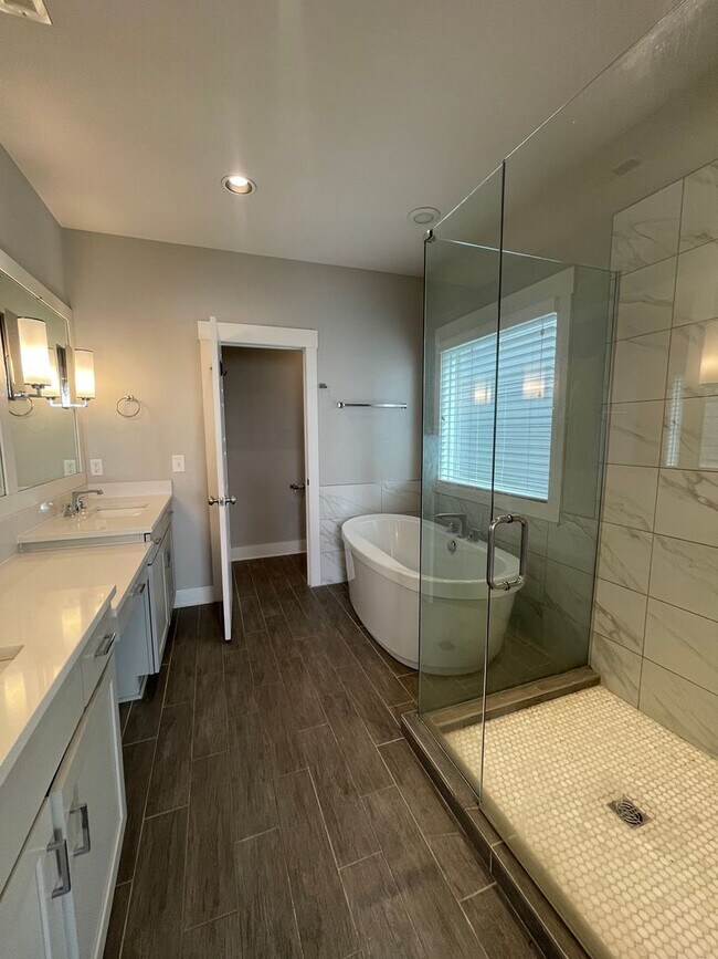 Building Photo - 1104A W Grove Ave