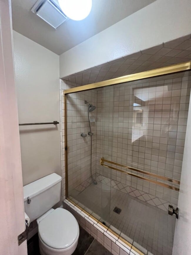 Building Photo - 2 Bed Condo w/Garage!