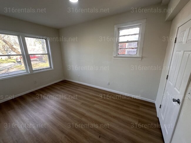 Building Photo - $925 - 3 bedroom/ 1 bathroom - Single Family Home