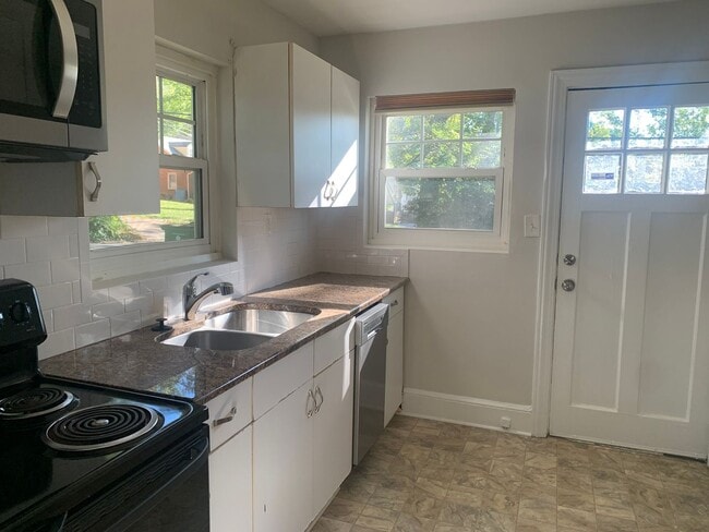 Primary Photo - Adorable Two Bedroom Duplex in Plaza Midwo...