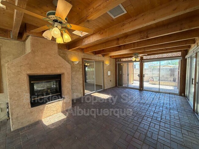 Building Photo - 337 Glorieta St NE