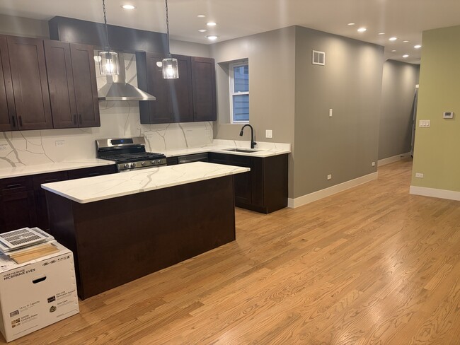 Building Photo - 2719 W Augusta Blvd