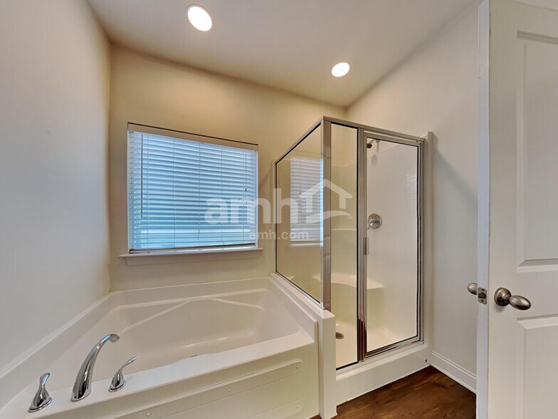 Building Photo - 423 Sablewood Dr