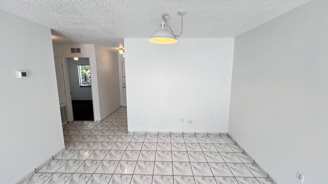 Building Photo - 2 Bedroom/1 Bath Townhome in Orlando!