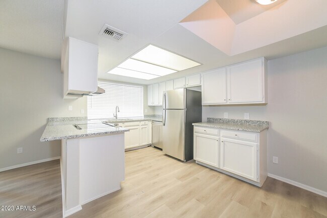 Building Photo - 10347 W Hazelwood Ave