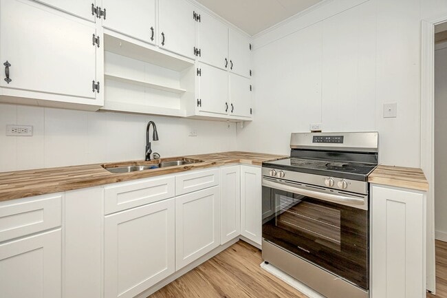 Building Photo - Freshly Renovated Rental Property!