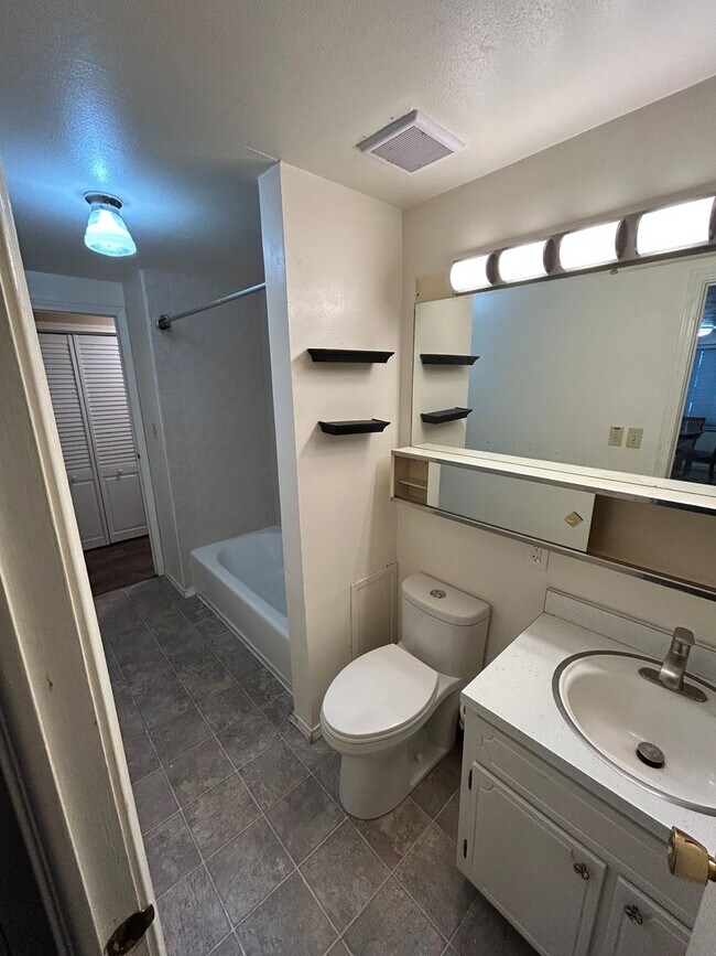 Building Photo - 223 Glenwood Dr