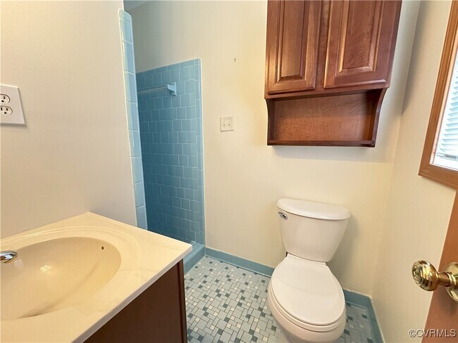 Building Photo - 16421 Chinook Dr