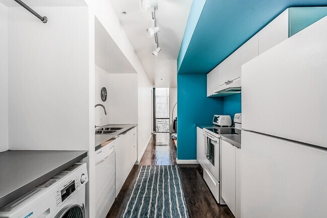 Building Photo - Containers on Grand