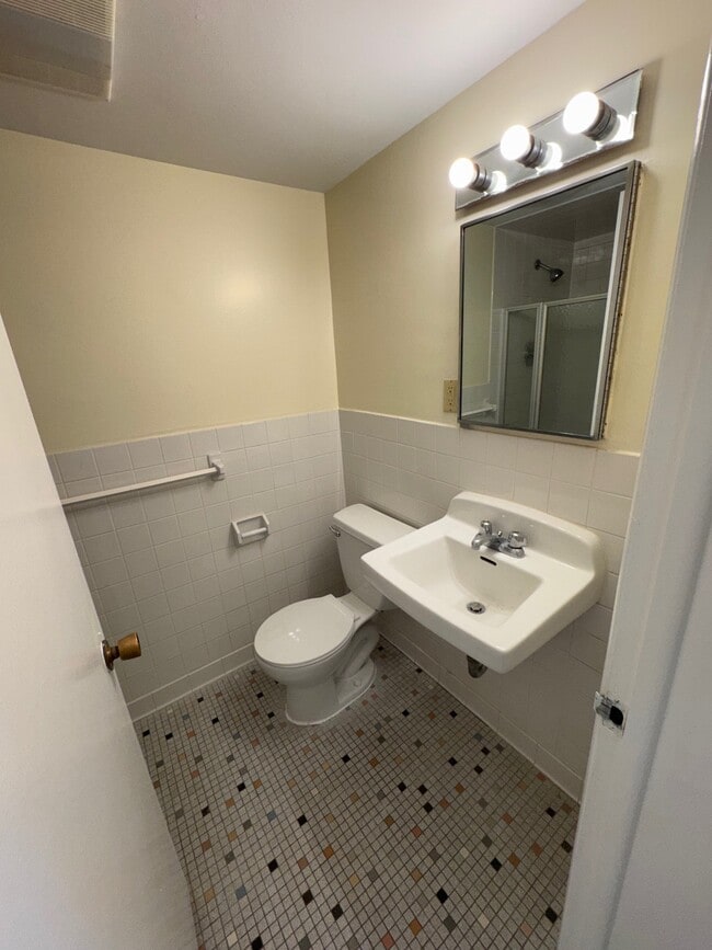 Building Photo - 689 Snelling Ave S