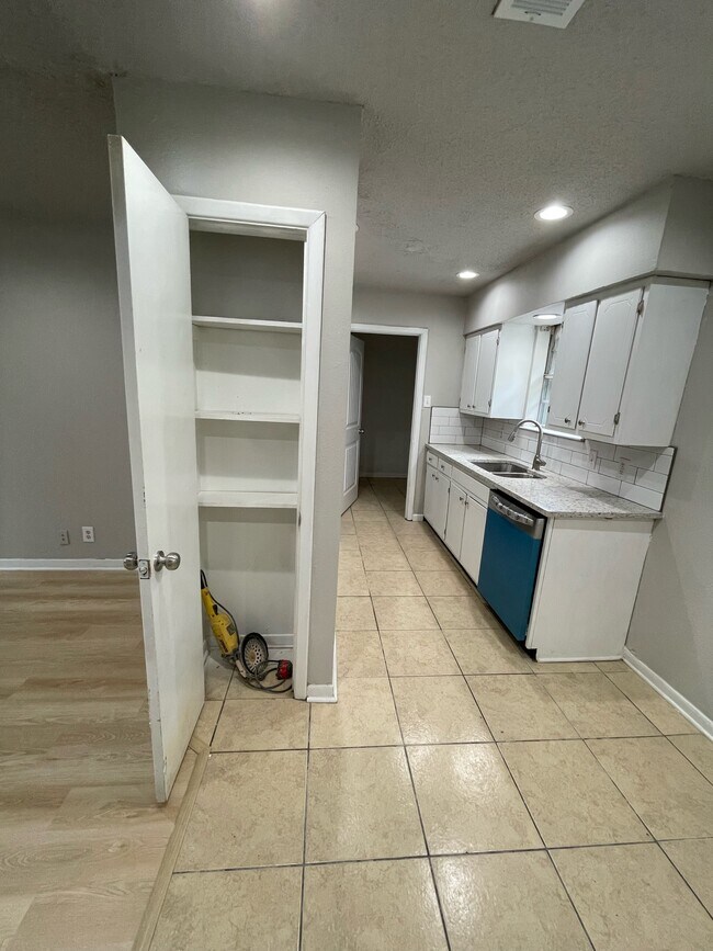 Building Photo - 1338 McCall St