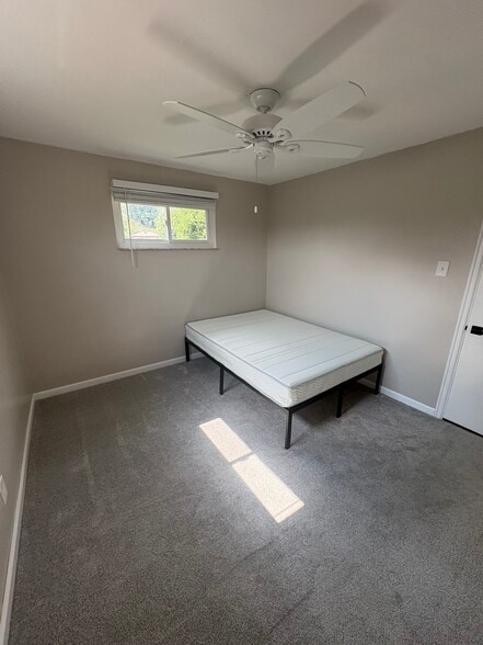 Building Photo - 1624 Sillview Dr