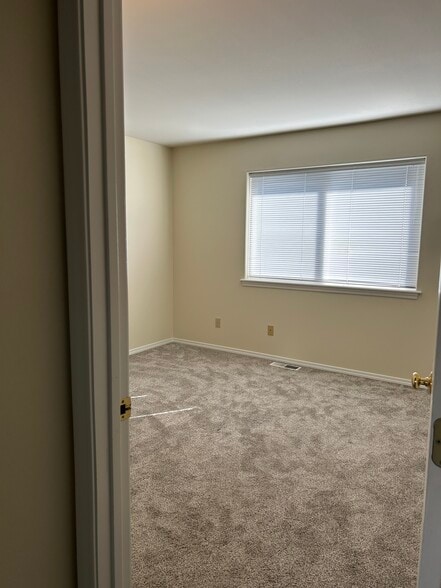 Building Photo - 405 Valleyview Ave