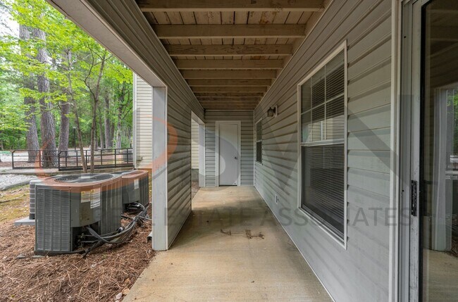 Building Photo - Spacious 2BR, 2BA Condo in Desirable Chapel Hill Community