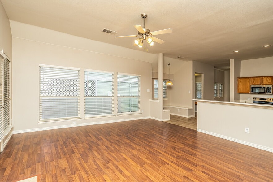 Building Photo - 419 Creekview Dr