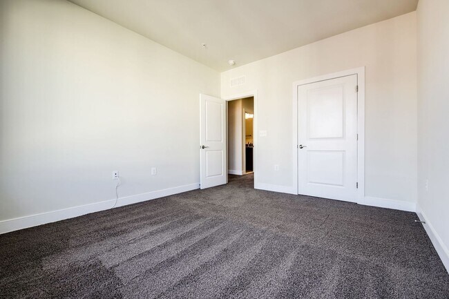 Building Photo - Updated 3br/2.5ba Condo Townhome Alexandria Walk to Metro