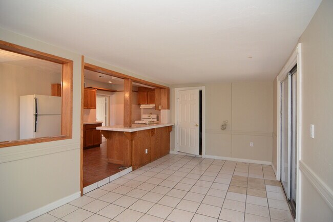 Building Photo - Charming 4 Bedroom 2 Bedroom! Great South ...