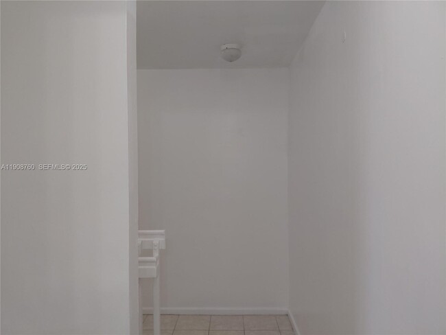 Building Photo - 13950 NE 2nd Ave