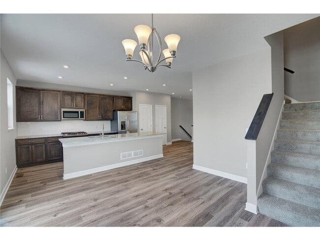 Building Photo - 855 Roselyn Dr