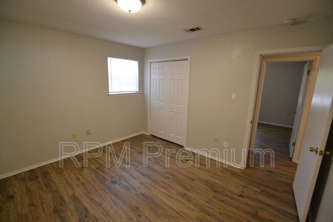 Building Photo - 209 Cypress Dr