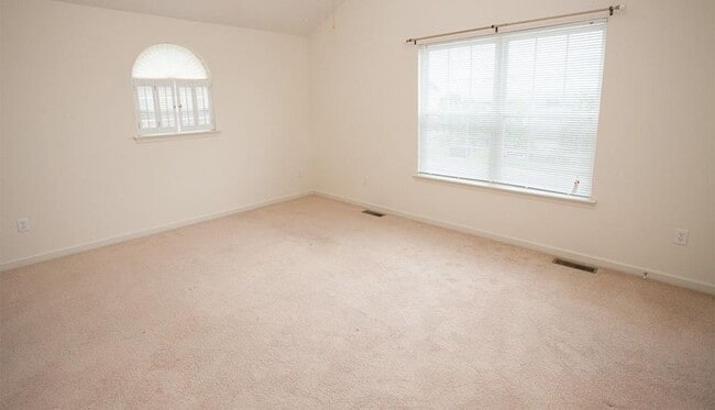 Building Photo - Well Maintained Townhouse in Great Location!