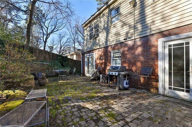 Building Photo - 487 Lakeshore Dr NE