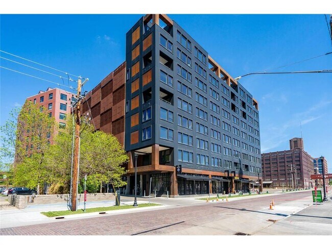 Building Photo - 728 3rd Sta