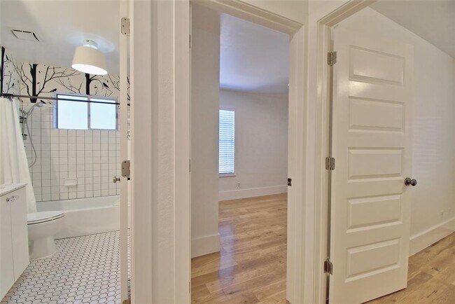 Building Photo - 2604 Sherwood Ln