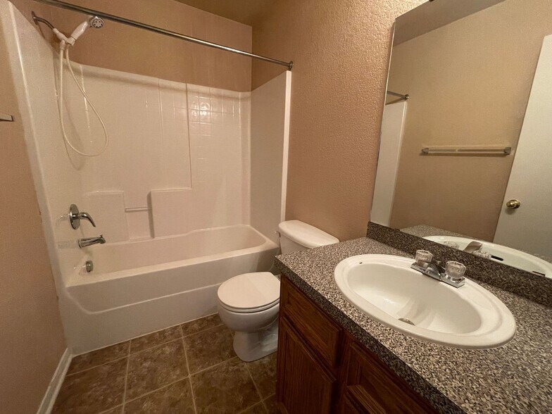 Building Photo - 614 Bermuda St