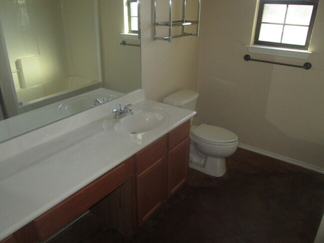 Building Photo - 912 Carla Kay Dr