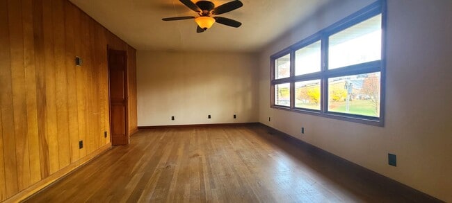 Building Photo - HALF OFF FIRST MONTH RENT! Single family brick home with full unfinished bsmt & detached garage