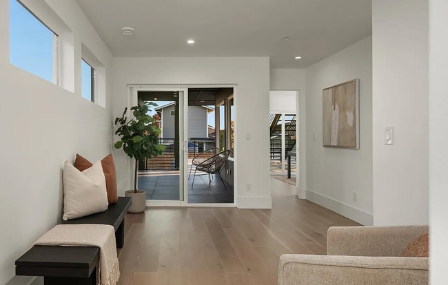 Building Photo - 421 14th Ave W