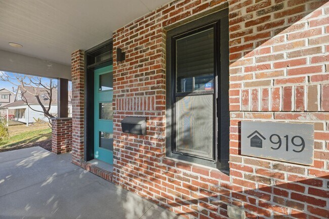 Building Photo - Stylish Midtown townhouse with stunning city views!