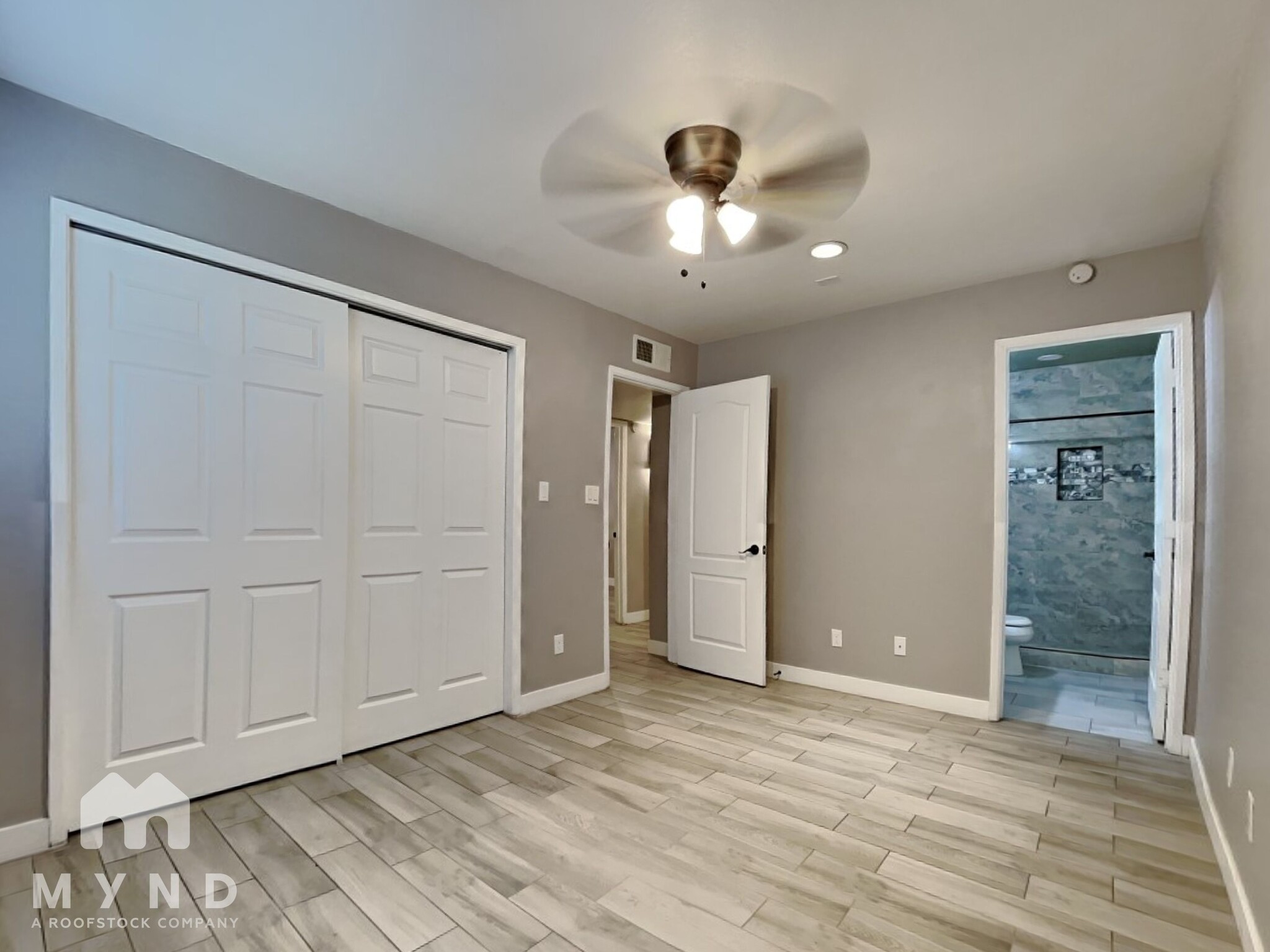 Building Photo - 548 E Royal Palms Dr