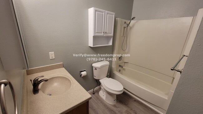 Building Photo - Large 4 bedroom 2 bath Ranch style Home