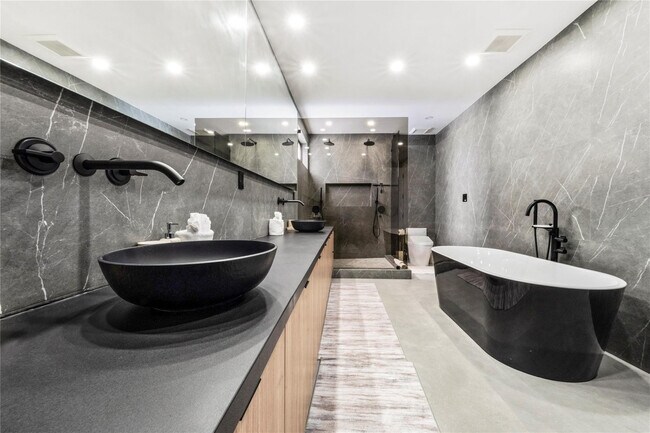 Building Photo - 3320 NE 17th St