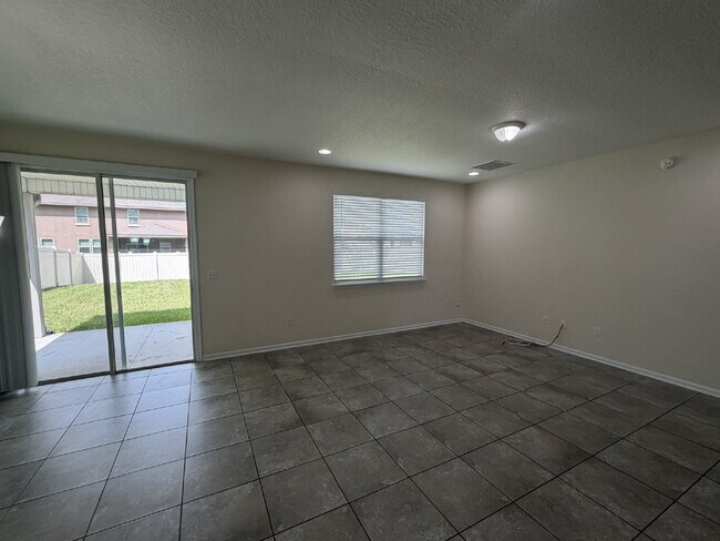 Building Photo - For Rent- Beautiful Home with 4 Bed, 2.5 Bath, PLUS a loft in Northside Jacksonville!