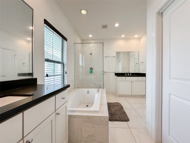 Building Photo - 2 Hermann Park Ct