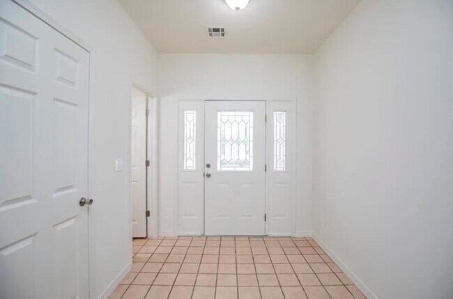 Building Photo - 1470 Forest St