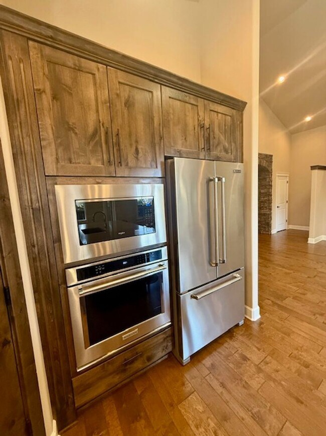 Building Photo - Luxury Home in Stonegate with Community Pool!