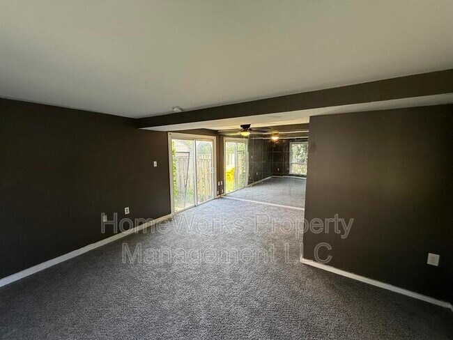 Building Photo - 554 West Ct