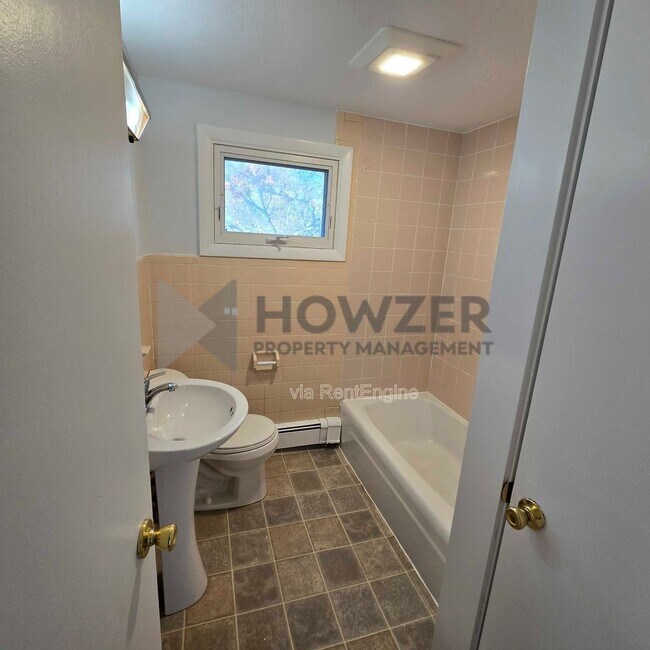 Building Photo - 560 W Main St