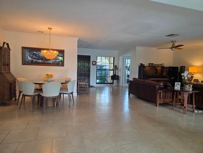 Building Photo - 435 Pine Villa Dr