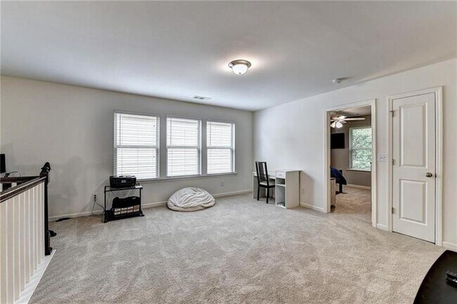 Building Photo - 5880 Vinyard Ln