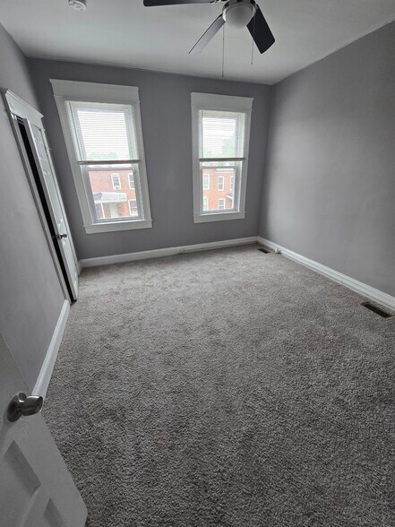 Building Photo - 3027 Kenyon Ave