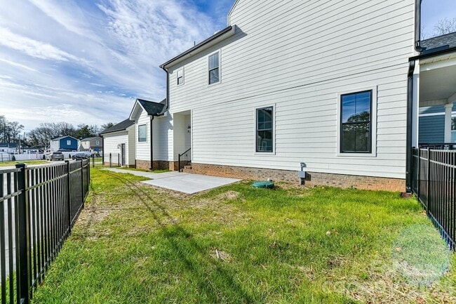 Building Photo - 121 W F St